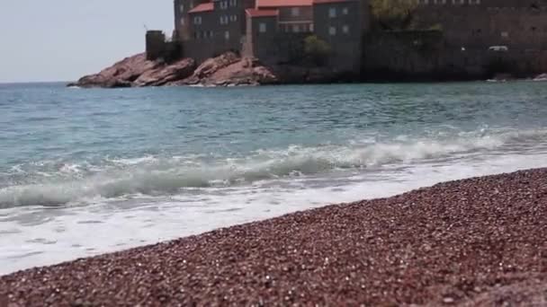 Ilha de Sveti Stefan, close-up da ilha à tarde . — Vídeo de Stock