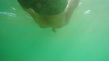 Bir maske ve palet yüzen deniz deniz altında bir turist. Di