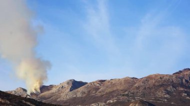 Dağlarda öğleden sonra ateş. Dağları duman