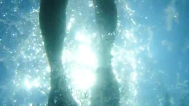 Un touriste dans un masque et des nageoires flotte sous la mer dans la mer. Di 