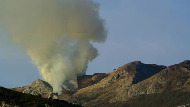 Fogo nas montanhas à tarde. Fumaça sobre as montanhas — Vídeo de Stock