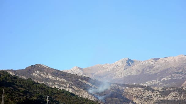 Incendio in montagna nel pomeriggio. Fumo sopra le montagne — Video Stock