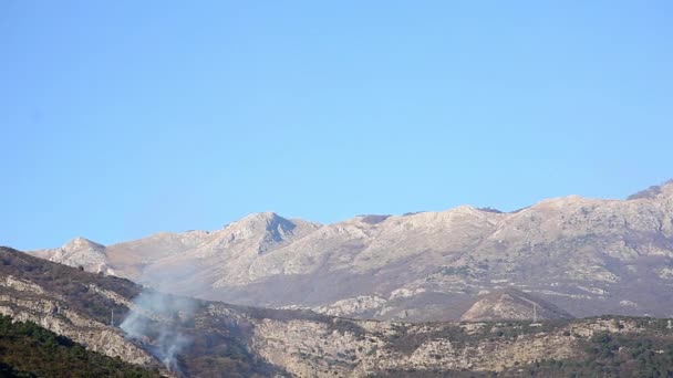 Пожар в горах после полудня. Дым над горами — стоковое видео