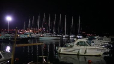 Tekne dok Budva'nın geceleri