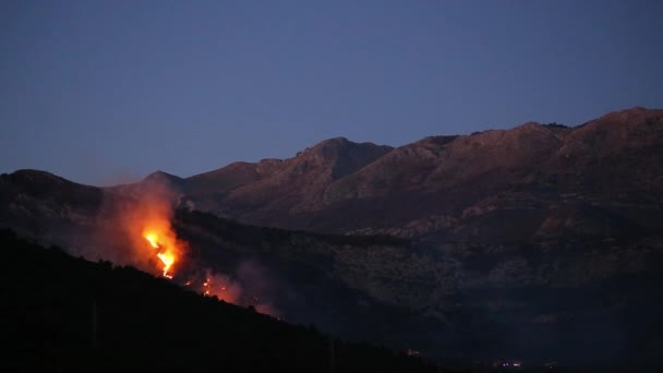 Brand in de bergen in de nacht. Rook over de bergen. Budva, — Stockvideo