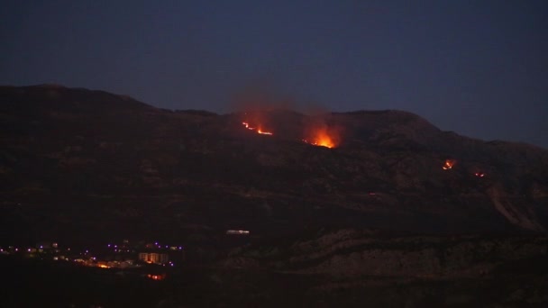 Brand i bergen på natten. Rök över bergen. Budva, — Stockvideo