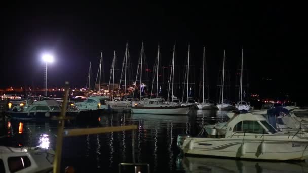 Budva の夜のボートをドックします。 — ストック動画