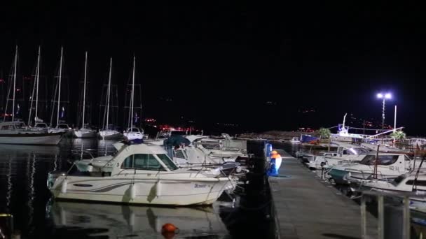 Loď kotví v noci v Budvě — Stock video