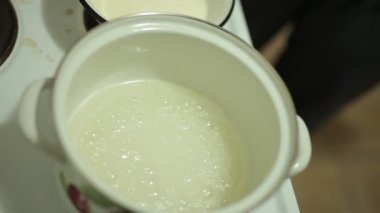 Tuzlu karamel yemek pişiriyor