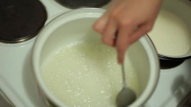 Tuzlu karamel yemek pişiriyor