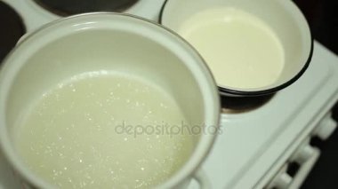 Tuzlu karamel yemek pişiriyor