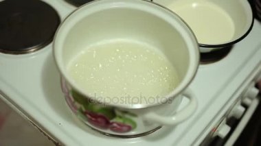 Tuzlu karamel yemek pişiriyor