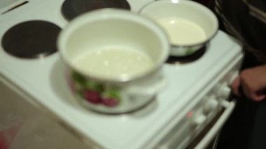 Tuzlu karamel yemek pişiriyor