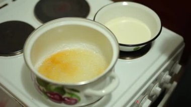 Tuzlu karamel yemek pişiriyor