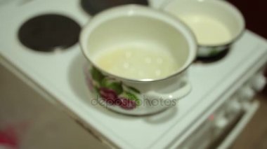 Tuzlu karamel yemek pişiriyor