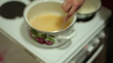 Tuzlu karamel yemek pişiriyor