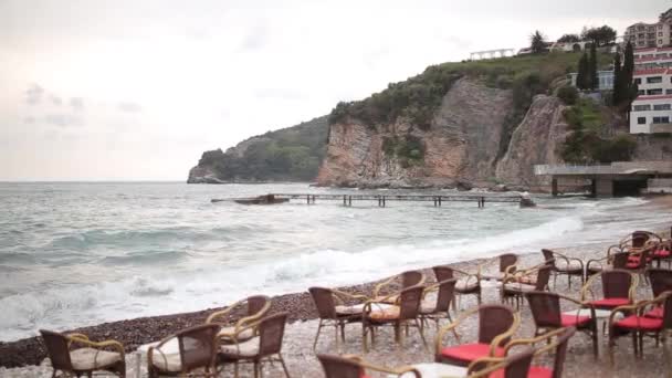 Jetty op het strand in Budva — Stockvideo