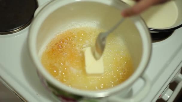 She cooks salted caramel — Stock Video