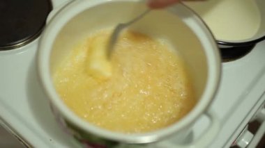 Tuzlu karamel yemek pişiriyor