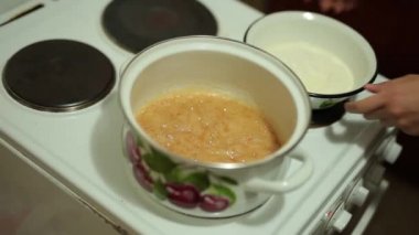 Tuzlu karamel yemek pişiriyor