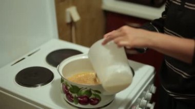 Tuzlu karamel yemek pişiriyor