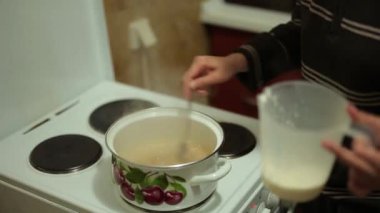 Tuzlu karamel yemek pişiriyor