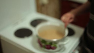 Tuzlu karamel yemek pişiriyor