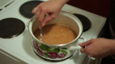 Tuzlu karamel yemek pişiriyor