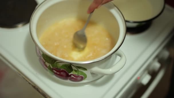 Ella cocina caramelo salado — Vídeo de stock