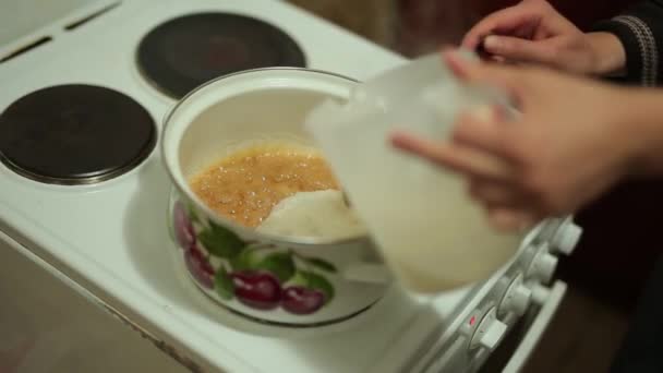 She cooks salted caramel — Stock Video