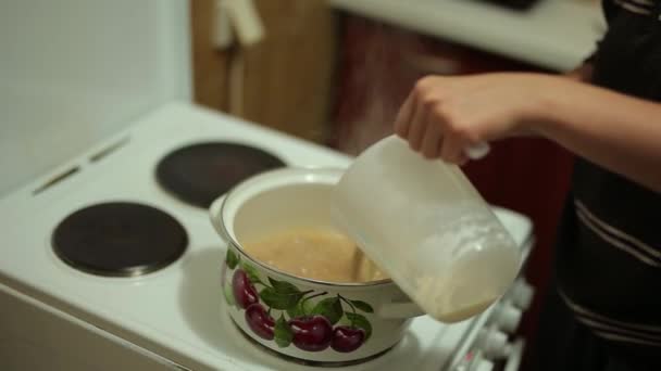 Ella cocina caramelo salado — Vídeos de Stock