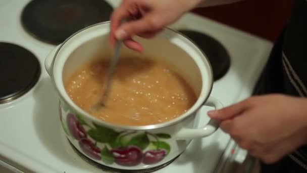 Elle cuisine du caramel salé — Video