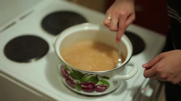 Elle cuisine du caramel salé — Video