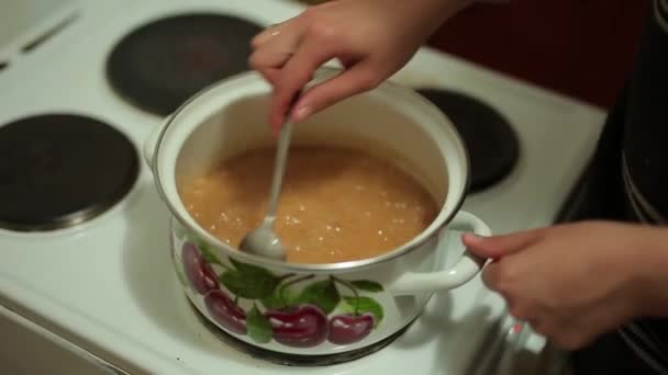 Ella cocina caramelo salado — Vídeo de stock