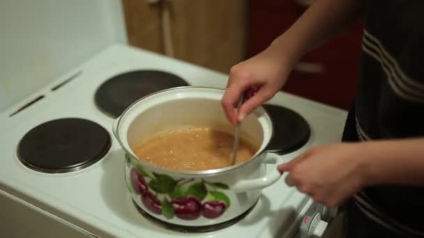 Ella cocina caramelo salado — Vídeo de stock