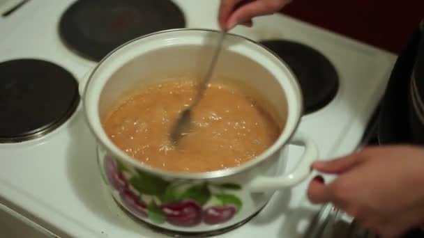 She cooks salted caramel — Stock Video