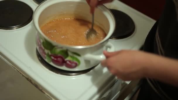 Она готовит соленую карамель. — стоковое видео