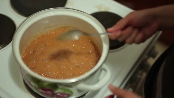 Она готовит соленую карамель. — стоковое видео