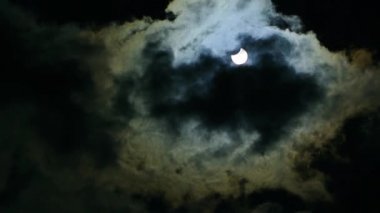 Gökyüzünde güneş tutulması. Bulut ile tutulması