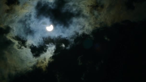 El eclipse del sol en el cielo. El eclipse entre la nube — Vídeo de stock