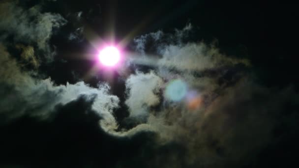 El eclipse del sol en el cielo. El eclipse entre la nube — Vídeos de Stock