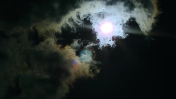 L'eclissi del sole nel cielo. L'eclissi attraverso la nuvola — Video Stock