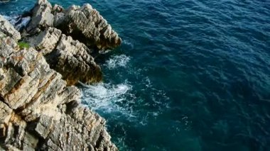 Karadağ'daki deniz buzlu. Kayalık sahil. Vahşi plaj. Dangero