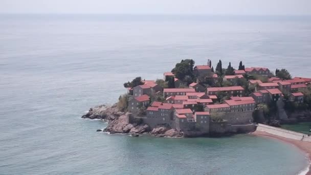 Eiland van Sveti Stefan, Montenegro, close-up van het eiland in de middag. — Stockvideo