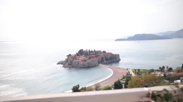 Νησί του Sveti Stefan του εδάφους, γκρο πλαν του νησιού το απόγευμα. — Αρχείο Βίντεο