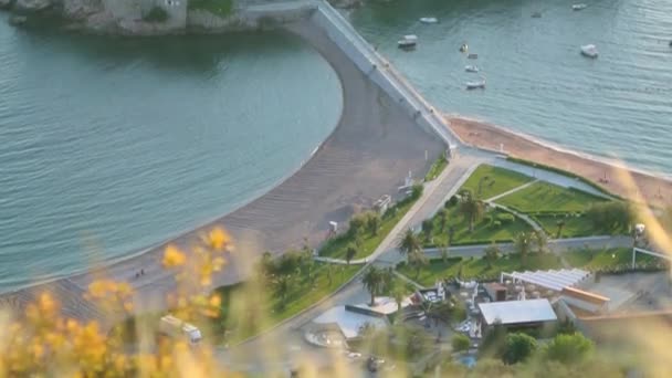 Eiland van Sveti Stefan close-up bij zonsondergang. Montenegro, de Adria — Stockvideo