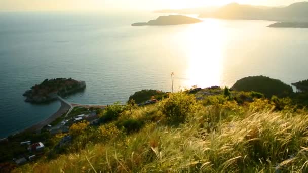 Isla de Sveti Stefan de cerca al atardecer. Montenegro, la Adria — Vídeo de stock