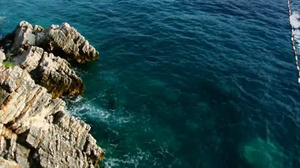 Pedras no mar em Montenegro. Costa rochosa. Praia selvagem. Dangero. — Vídeo de Stock