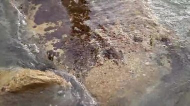 Karadağ'daki deniz buzlu. Kayalık sahil. Vahşi plaj. Dangero