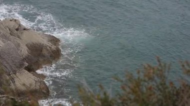 Karadağ'daki deniz buzlu. Kayalık sahil. Vahşi plaj. Dangero